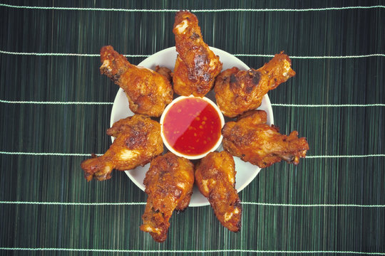 Chickenwings mit Sauce auf Bambusmatte
