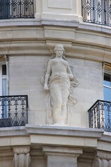 Obraz premium Sculpture d'un immeuble ancien à Paris