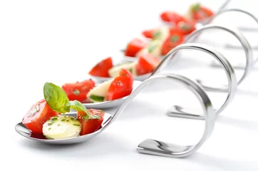 Deurstickers Voorgerecht Spoonbites met tomaat en mozzarella