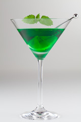 Cocktail Peppermint Green mit Zitrone und Minze