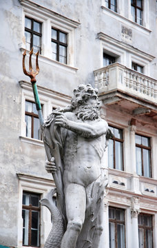 Brunnen mit Neptun Skulptur