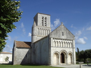 Fototapeta na wymiar Vue de l'église de Corme Ecluse