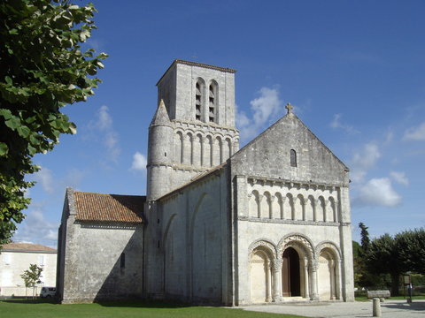 Vue de l'&eacute;glise de Corme Ecluse
