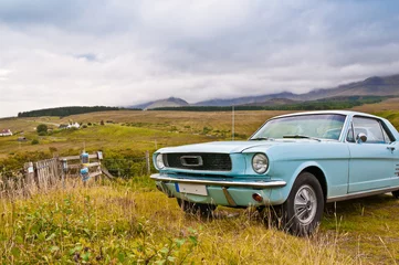 Papier Peint photo autocollant Vielles voitures Vieille voiture sur le panorama de la campagne écossaise