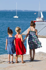 Fototapeta na wymiar Trzy dziewczyny na plaży