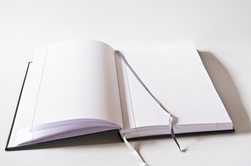 Aufgeschlagenes Buch mit Lesebändchen