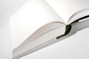 Offenes Buch mit leeren Seiten