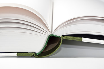 Offenes Buch mit leeren Seiten