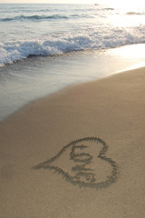 sahildeki aşk yazısı