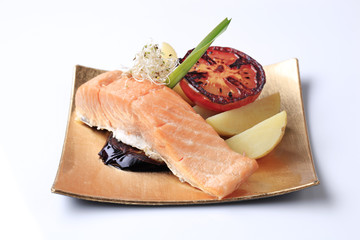 Salmon fillet and vegetables