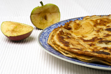 Pfannkuchen mit Apfel