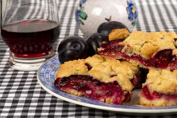 Kuchenstücke mit Zwetschgen