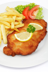 Schweineschnitzel Wiener Art mit Pommes frites