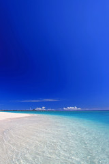 水納島の透き通る海と紺碧の青い空