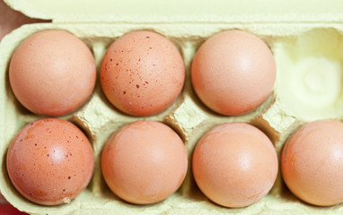 cja de cartón con huevos morenos