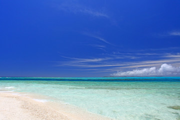 ナガンヌ島の透明な海と夏の空