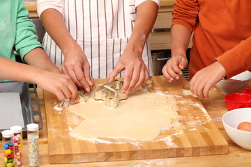 Familie beim Plätzchen backen