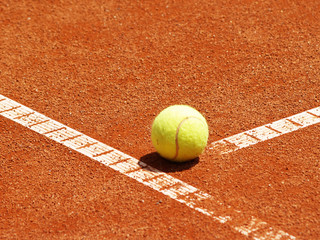 Tennis Ball auf der T-Linie 5 - 34466727
