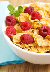 Corn flakes with raspberries