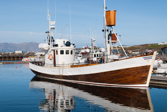 peschereccio per avvistamento balene nel porto di Usavik