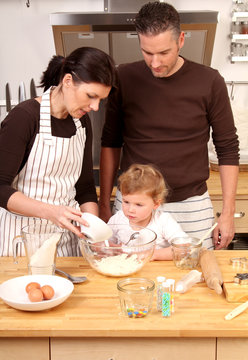 Famile beim Backen