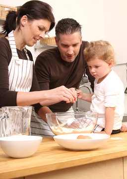 Famile beim Backen