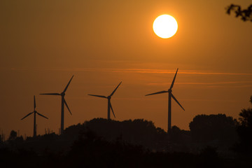 Obraz premium Sonnenuntergang - Windräder