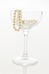 真珠のネックレスとグラス