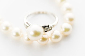 真珠の指輪とネックレスのアップ