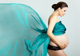 schwangere mit tuch - obrazy, fototapety, plakaty