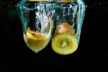 Fototapeta na wymiar cropped kiwifruit in water