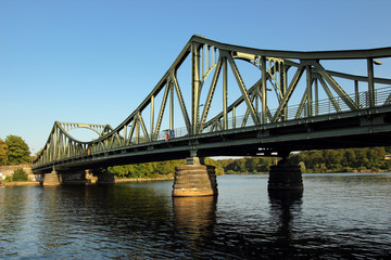 Fototapeta na wymiar Glienicker most łączący Poczdam Berlin