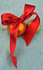 Lazo rojo sobre adorno de navidad