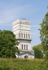 Fototapeta na wymiar Biała Wieża w Alexander Park. Carskie Sioło