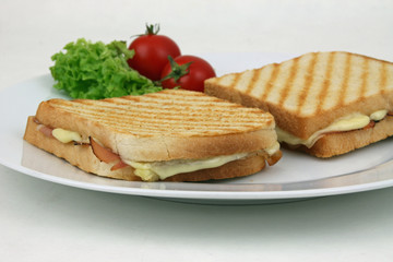 Zwei Schinkenkäsetoasts