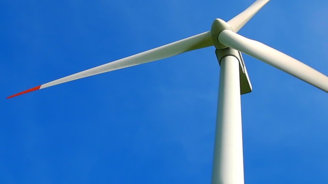 Windrad und blauer Himmel - Windkraftanlage Rotor