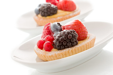Pasticcino ai frutti di bosco - isolated