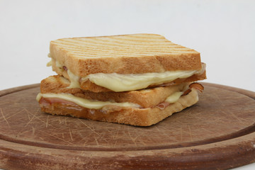 Zwei Schinkenkäsetoasts