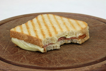 Schinken-Käse-Toast angebissen