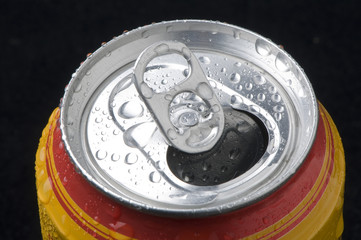 Lata de cerveza  abierta con anillo de cierre
