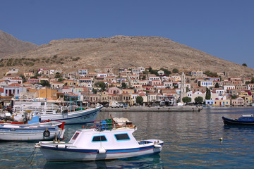 Fototapeta na wymiar Boote im Hafen von Chalki, Griechenland