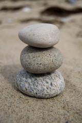 Fototapeta na wymiar Gestapelte Steine im Sand