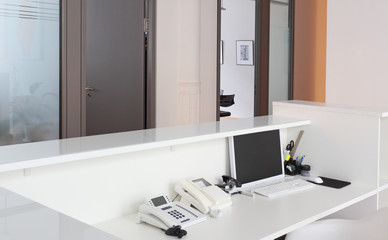 Empfangstresen mit Telefon und Computer