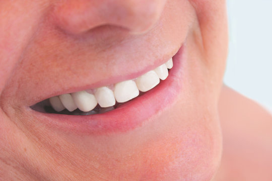Sonrisa blanca de mujer madura