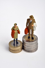 Miniatur Geschäftsleute stehen auf Euromünzen