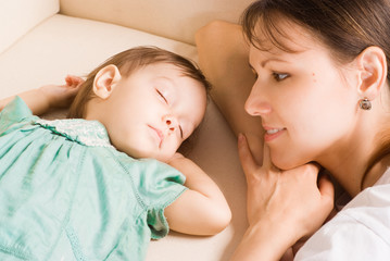 Obraz na płótnie Canvas mom with sleeping baby