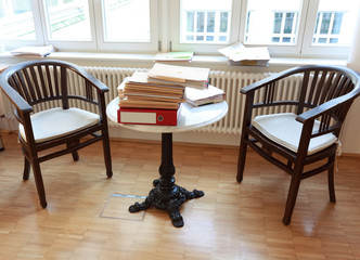 Sitzecke mit abgelegtem Aktenstapel