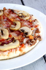Pizza mit gegrilltem Bacon und Champignons