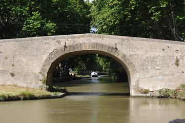 Fototapeta na wymiar Most na Canal du Midi