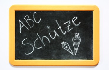 abc schütze auf tafel geschrieben